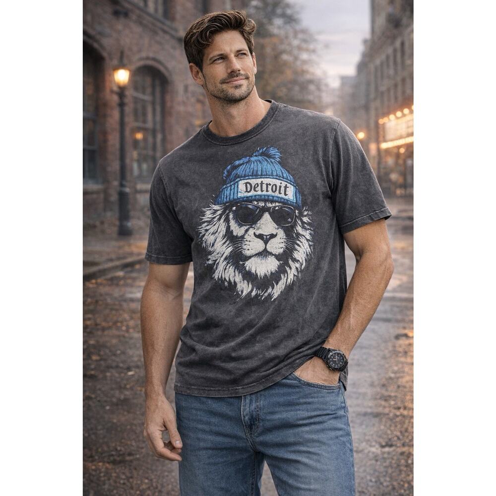 Detroit Lions, Comfort Colors, Graphic T-Shirt, Blue Hat, Line 3 Xl ￼